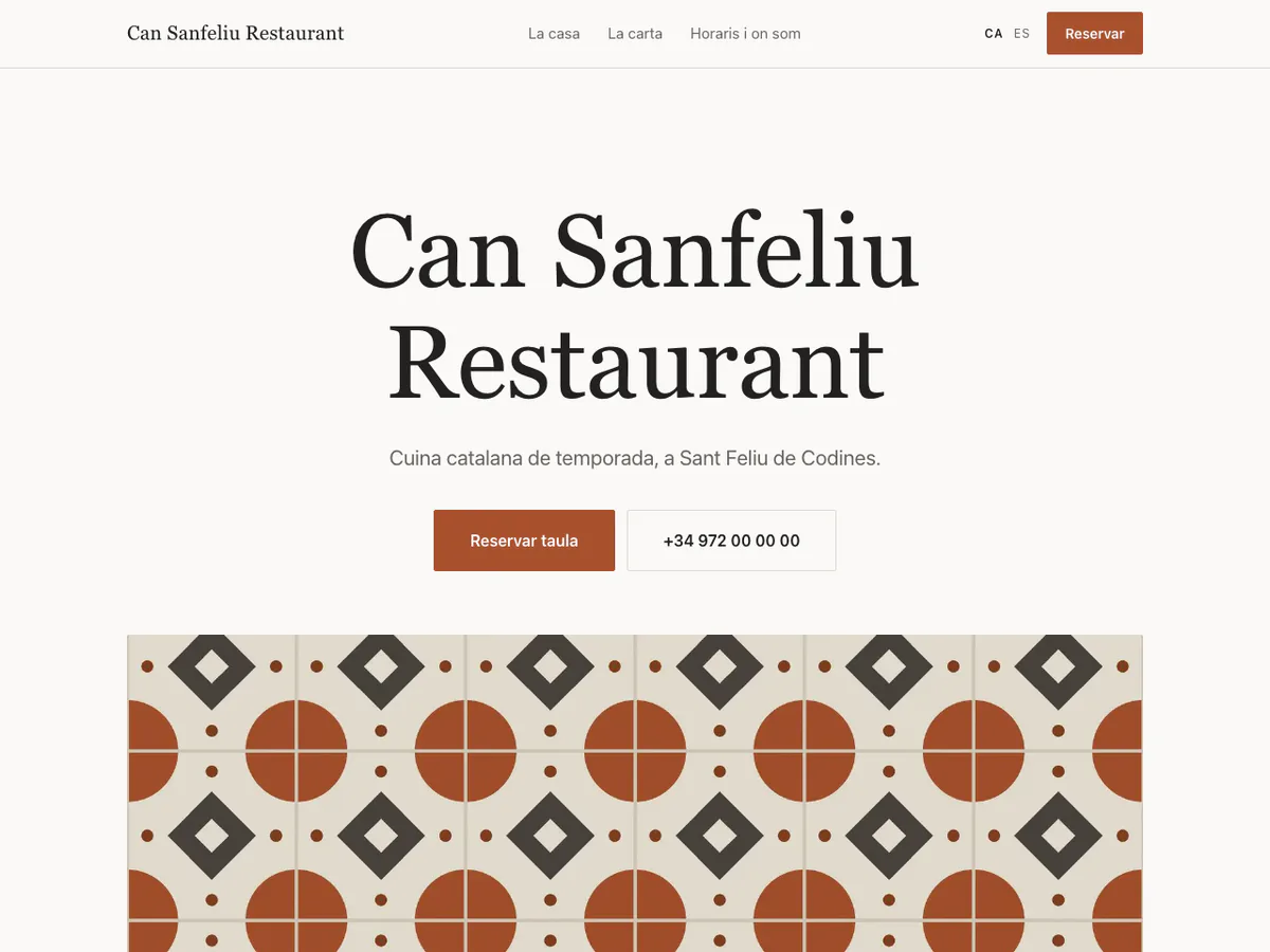 Portada de la web generada per a Can Sanfeliu Restaurant: el nom en gran, «Cuina catalana de temporada, a Sant Feliu de Codines», els botons de reservar taula i de trucar, i un patró de rajola hidràulica